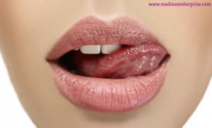 A chat service Job lady is so attractive and seductive that she exposed her harsh lips.